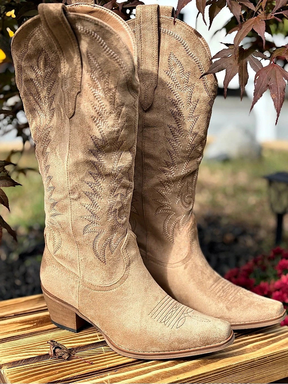 Women's Embroidered Western Heeled Boots in Brown
